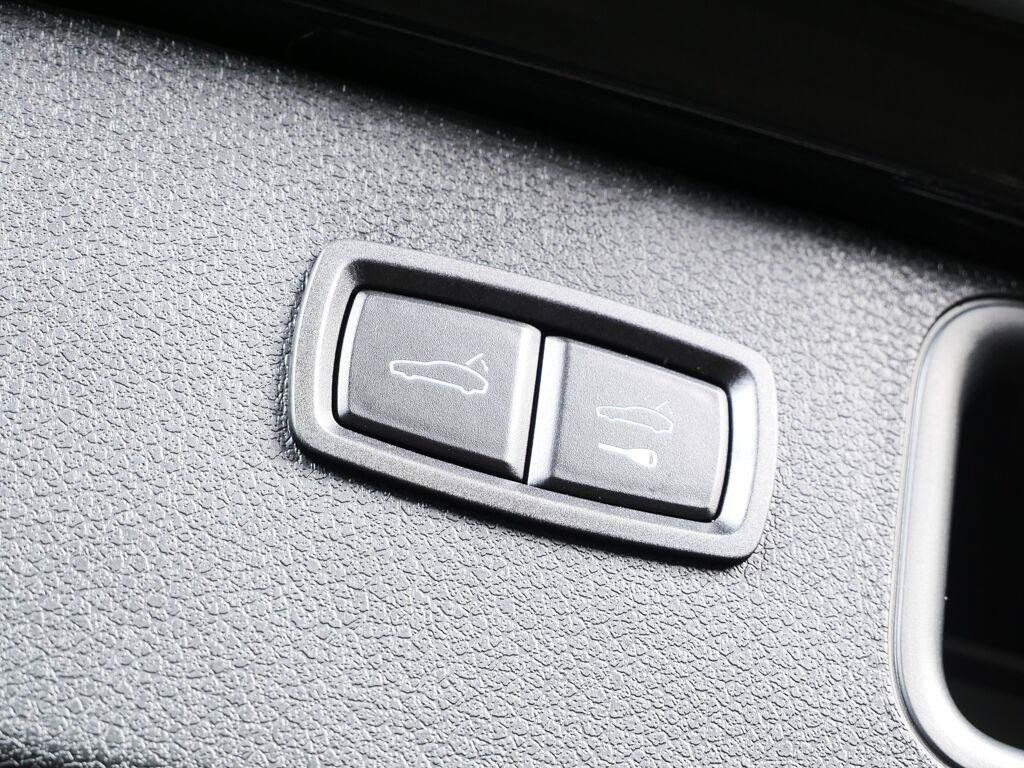 Certified 2026 Porsche Macan AWD/4WD image 32