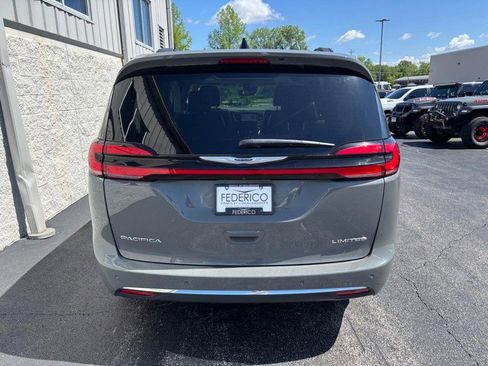 Used 2023 Chrysler Pacifica Limited FWD image 4