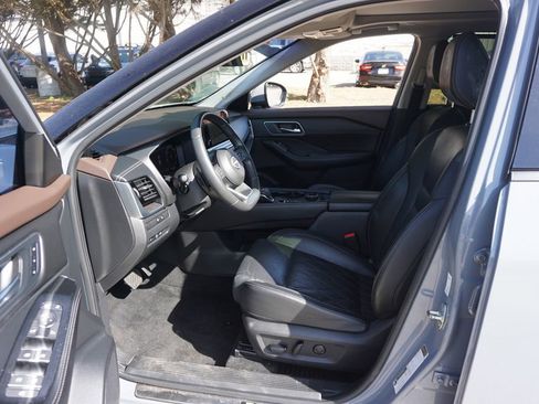 Used 2023 Nissan Rogue Platinum w/ Platinum Premium Package image 2