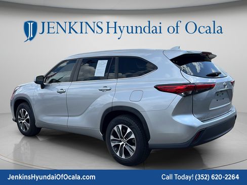 Used 2023 Toyota Highlander XLE FWD image 5
