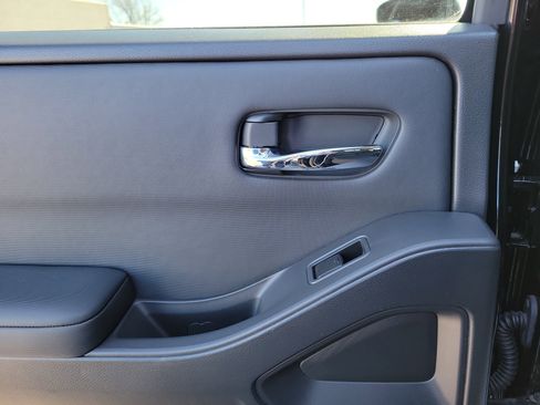 Certified 2022 Nissan Frontier SV w/ Technology Package image 12