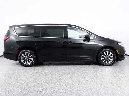 Used 2022 Chrysler Pacifica Touring-L FWD image 10