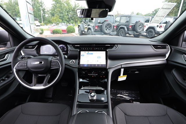 New 2027 Jeep Grand Cherokee Laredo X RWD image 31
