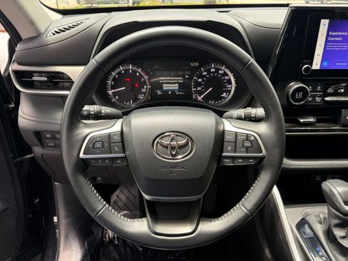 Used 2025 Toyota Highlander LE FWD image 30