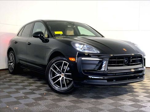 Certified 2023 Porsche Macan image 9