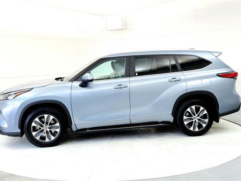Used 2023 Toyota Highlander XLE image 3