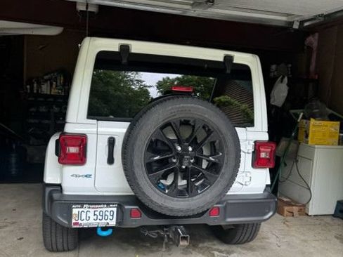 Used 2022 Jeep Wrangler Unlimited Sahara w/ Cold Weather Group AWD/4WD image 4