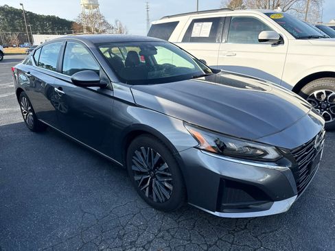 Used 2023 Nissan Altima 2.5 SV image 2