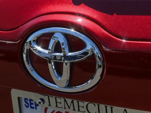 Used 2018 Toyota Highlander SE FWD image 12