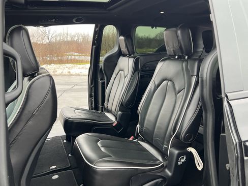 Used 2023 Chrysler Pacifica Limited w/ S Appearance Package image 36