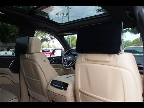 Used 2021 Cadillac Escalade ESV Premium Luxury w/ LPO, Illumination Package image 18