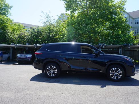 Used 2022 Toyota Highlander XLE AWD/4WD image 3