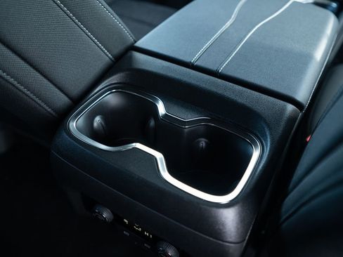 Used 2025 Chevrolet Traverse LT image 34