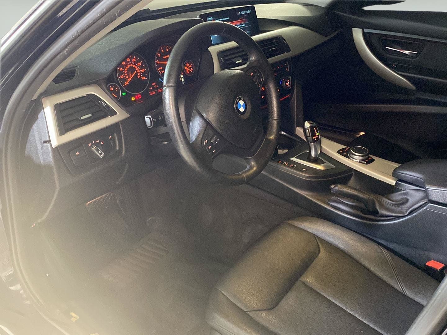 Used 2017 BMW 320i xDrive Sedan AWD/4WD image 13