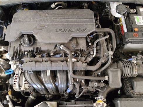 Used 2025 Hyundai Elantra SE FWD image 30