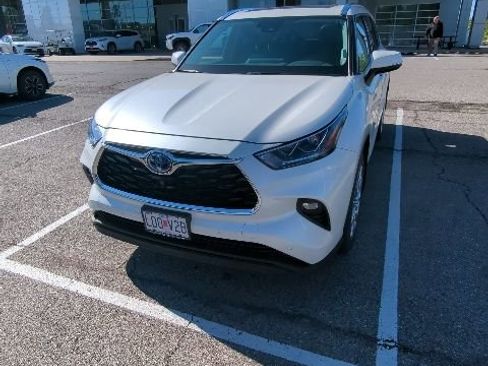 Used 2021 Toyota Highlander Limited AWD/4WD image 3