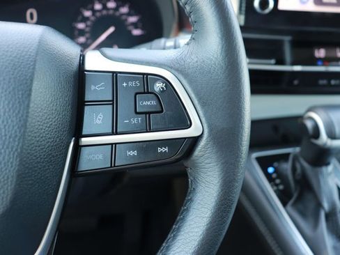 Used 2025 Toyota Sienna XLE FWD image 23
