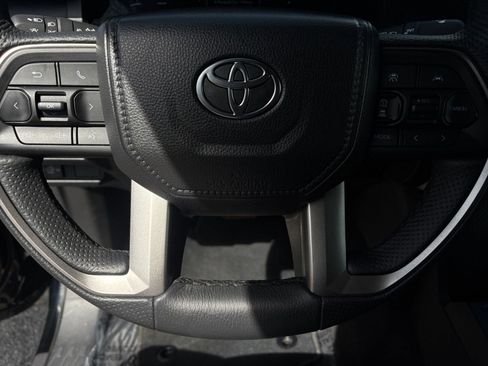 Used 2025 Toyota Tacoma TRD Off-Road image 31