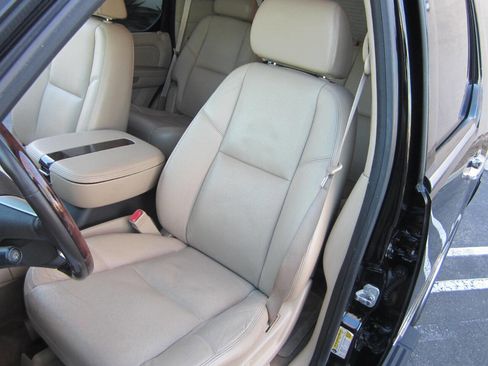 Used 2009 Cadillac Escalade Base AWD 4dr SUV w/V8 Ultra Lu image 27