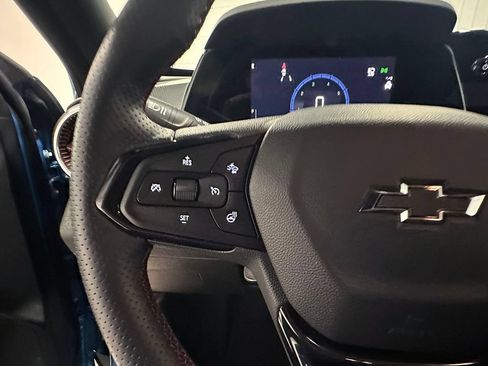 Used 2025 Chevrolet Trax RS FWD image 35