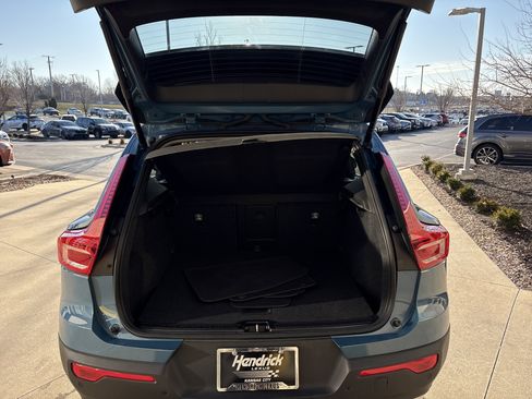 Used 2025 Volvo XC40 B5 Core image 32