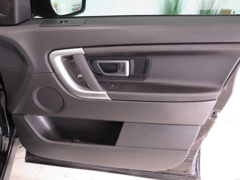 Used 2018 Land Rover Discovery Sport SE image 27