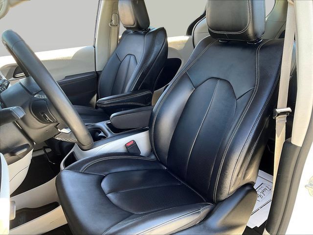 Used 2024 Chrysler Pacifica Touring-L FWD image 22