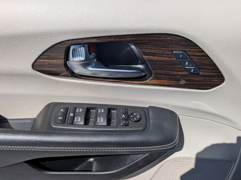 Used 2023 Chrysler Pacifica Limited image 21