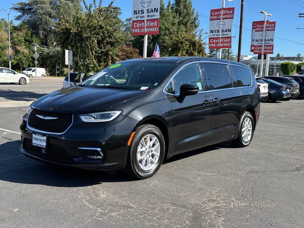 Used 2023 Chrysler Pacifica Touring-L FWD image 2
