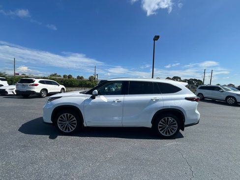 Used 2025 Toyota Highlander Limited AWD/4WD image 2