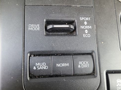 Used 2020 Toyota Highlander XLE image 32