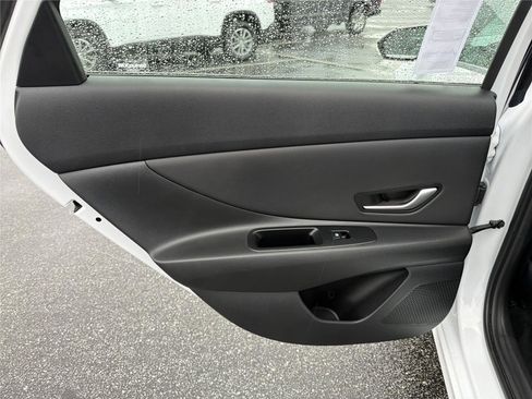 Used 2025 Hyundai Elantra SEL image 22