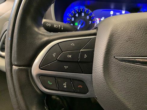 Used 2022 Chrysler Pacifica Touring-L w/ Uconnect Theater Family Group image 21