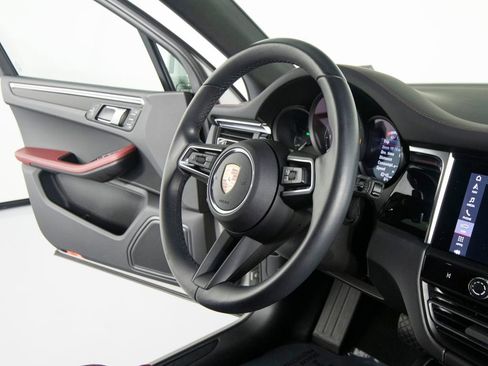 Certified 2025 Porsche Macan AWD/4WD image 34