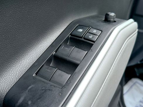 Used 2022 Toyota Highlander LE image 16