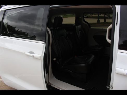 Used 2023 Chrysler Pacifica Touring-L FWD image 15