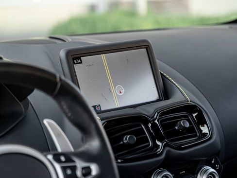 Used 2023 Aston Martin V8 Vantage Roadster image 17