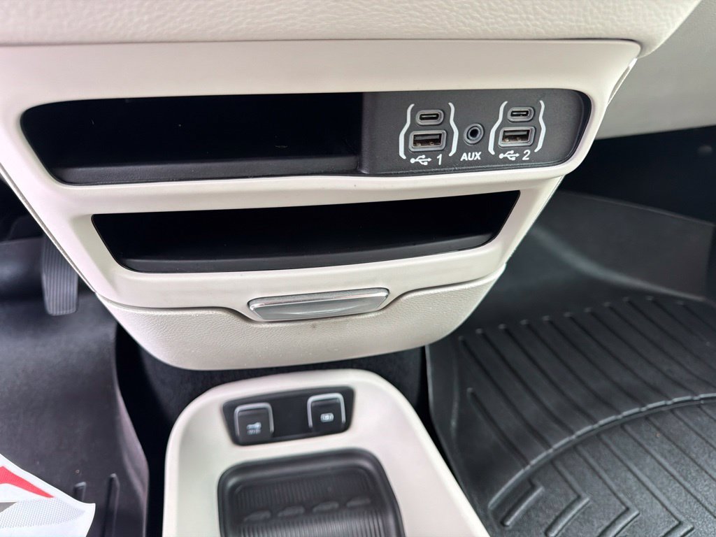 Used 2021 Chrysler Pacifica Touring-L FWD image 32