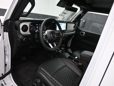 Used 2024 Jeep Wrangler Unlimited Sahara w/ Technology Group AWD/4WD image 11