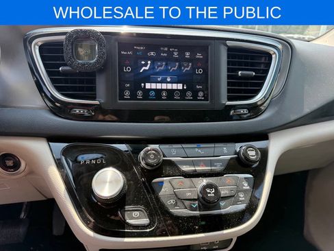 Used 2020 Chrysler Pacifica Touring-L FWD image 9