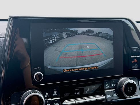 Used 2023 Toyota Highlander LE FWD image 13