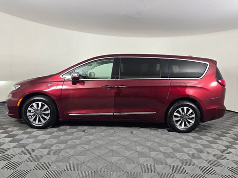 Used 2022 Chrysler Pacifica Limited w/ Uconnect Theater Family Group FWD image 6