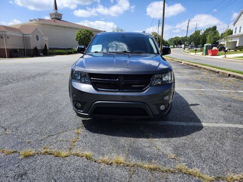 Used 2019 Dodge Journey SE w/ Connectivity Group FWD image 2