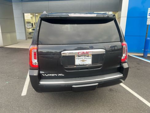 Used 2020 GMC Yukon XL Denali w/ Denali Premium Package AWD/4WD image 3