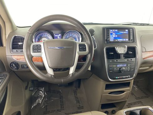 Used 2014 Chrysler Town & Country Touring FWD image 18