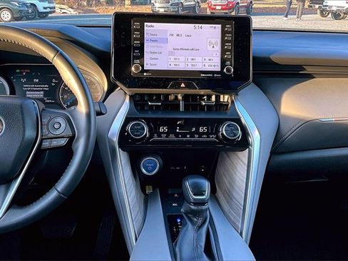 Used 2022 Toyota Venza XLE image 16