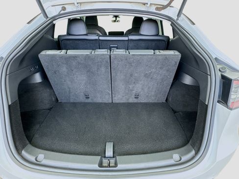 Used 2021 Tesla Model Y Long Range image 18