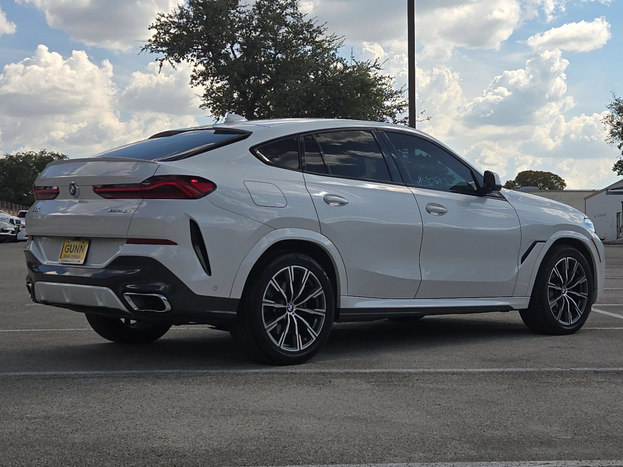 Used 2021 BMW X6 xDrive40i AWD/4WD image 3