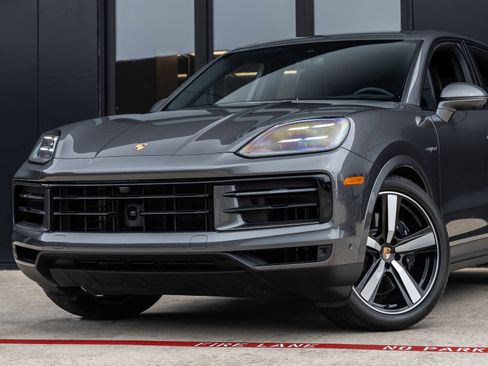 Certified 2025 Porsche Cayenne S w/ Premium Package Plus AWD/4WD image 7