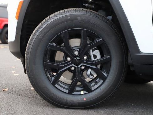 New 2025 Jeep Grand Cherokee Altitude image 2